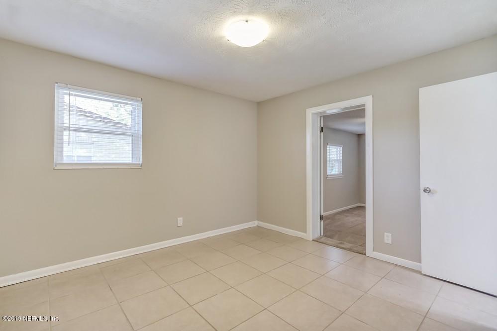 4427 Barnes Road South Jacksonville, FL 32207 - Photo 25 of 39 an empty room with windows