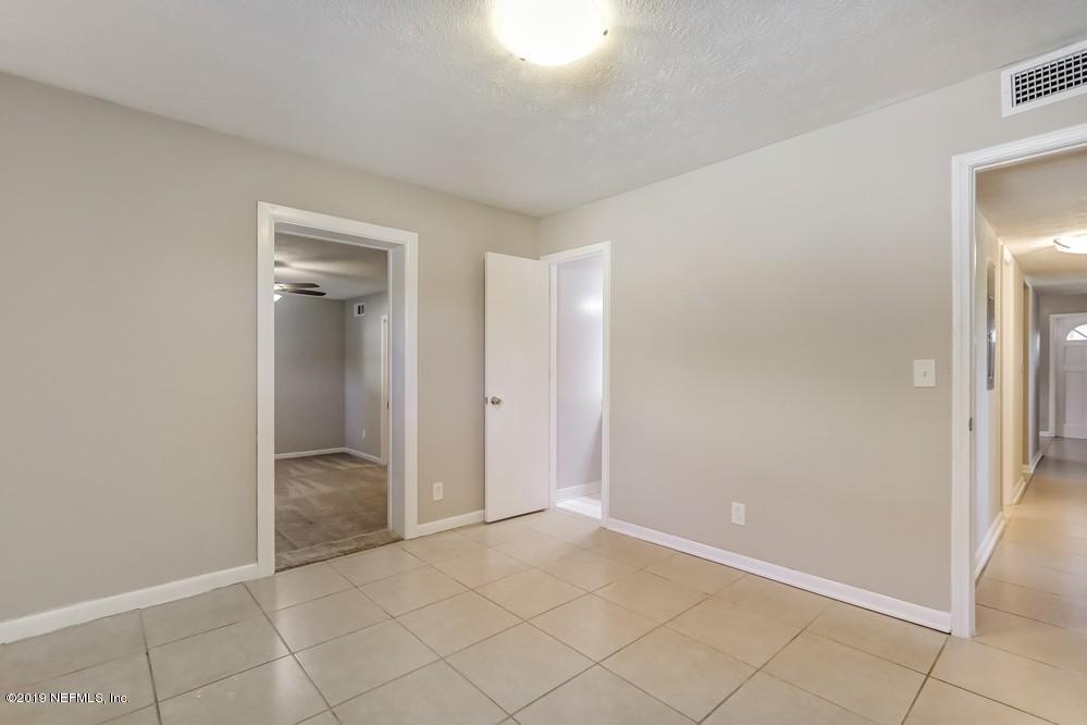 4427 Barnes Road South Jacksonville, FL 32207 - Photo 26 of 39 an empty room with mirror