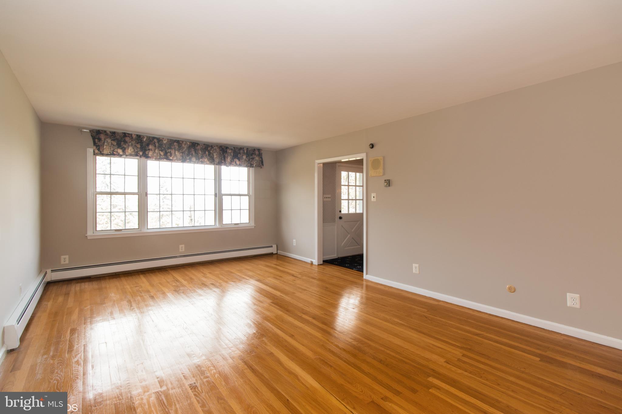 1059 Upper State Road Chalfont, PA 18914 - Photo 4 of 27 Living Room