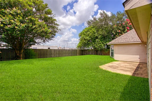 a view of yard with green space