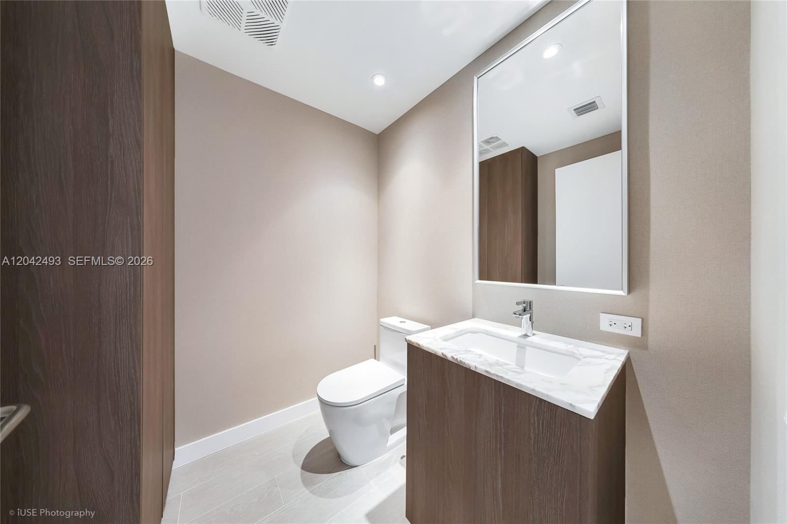 500 Alton Road, Unit 1906 Miami Beach, FL 33139 - Photo 12 of 19 Powder Room