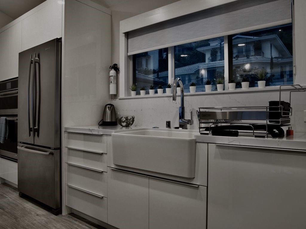 16 North Stonington Road Laguna Beach, CA 92651 - Photo 20 of 33 a kitchen with a refrigerator and a sink