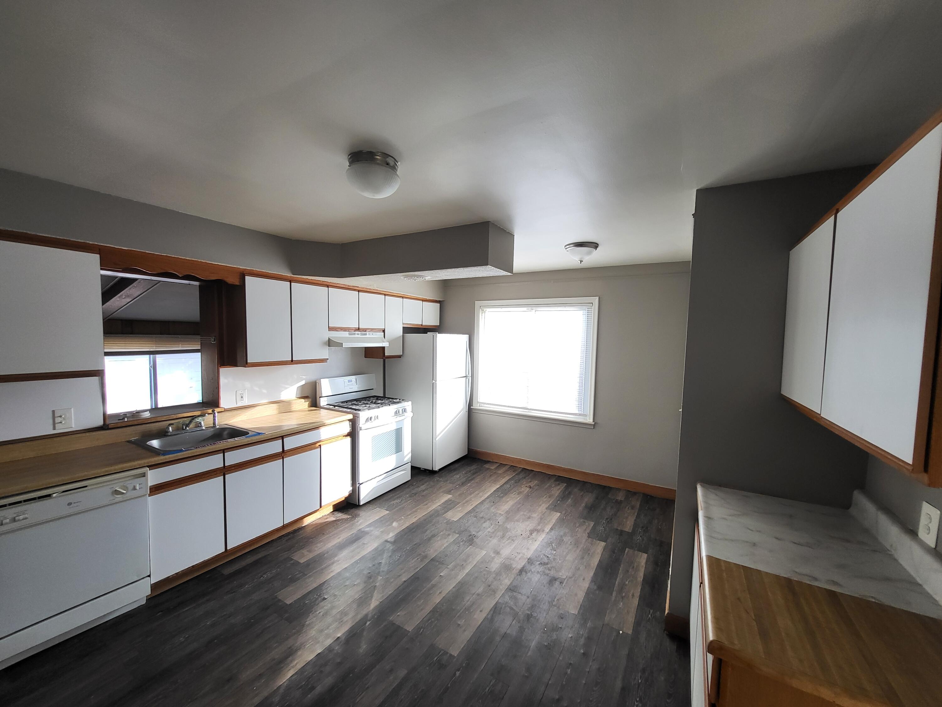 23360 Teppert Avenue Eastpointe, MI 48021 - Photo 4 of 14 20240102_144937