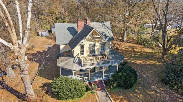 a view of a entrance door of the house
