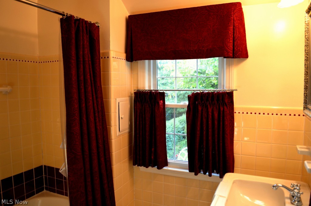 3530 Stoer Road Shaker Heights, OH 44122 - Photo 5 of 25 Second floor bathroom with window facing back yard