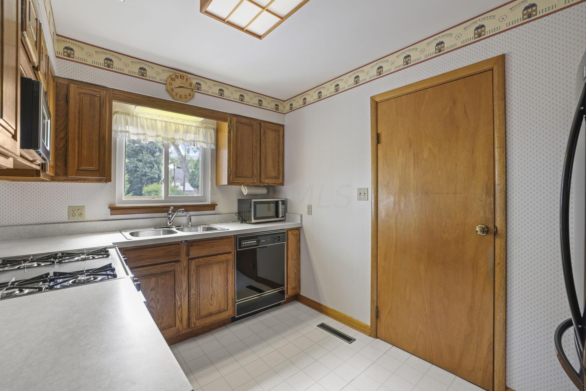 702 Sherwick Road Newark, OH 43055 - Photo 14 of 54 Kitchen