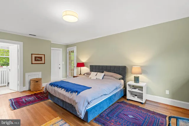 a view of a house with backyard and garden