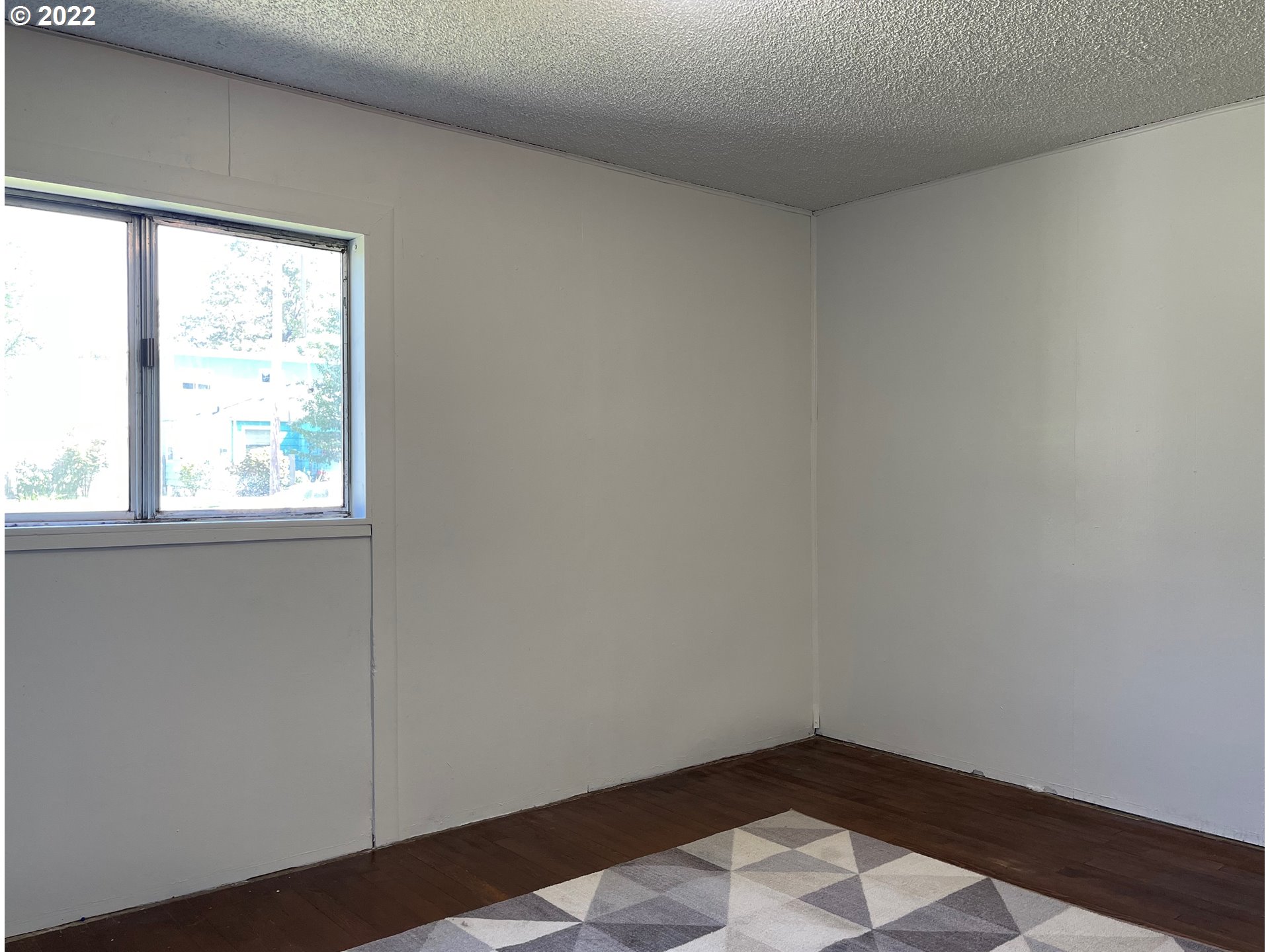 1147 F Street Springfield, OR 97477 - Photo 12 of 32 an empty room with a window