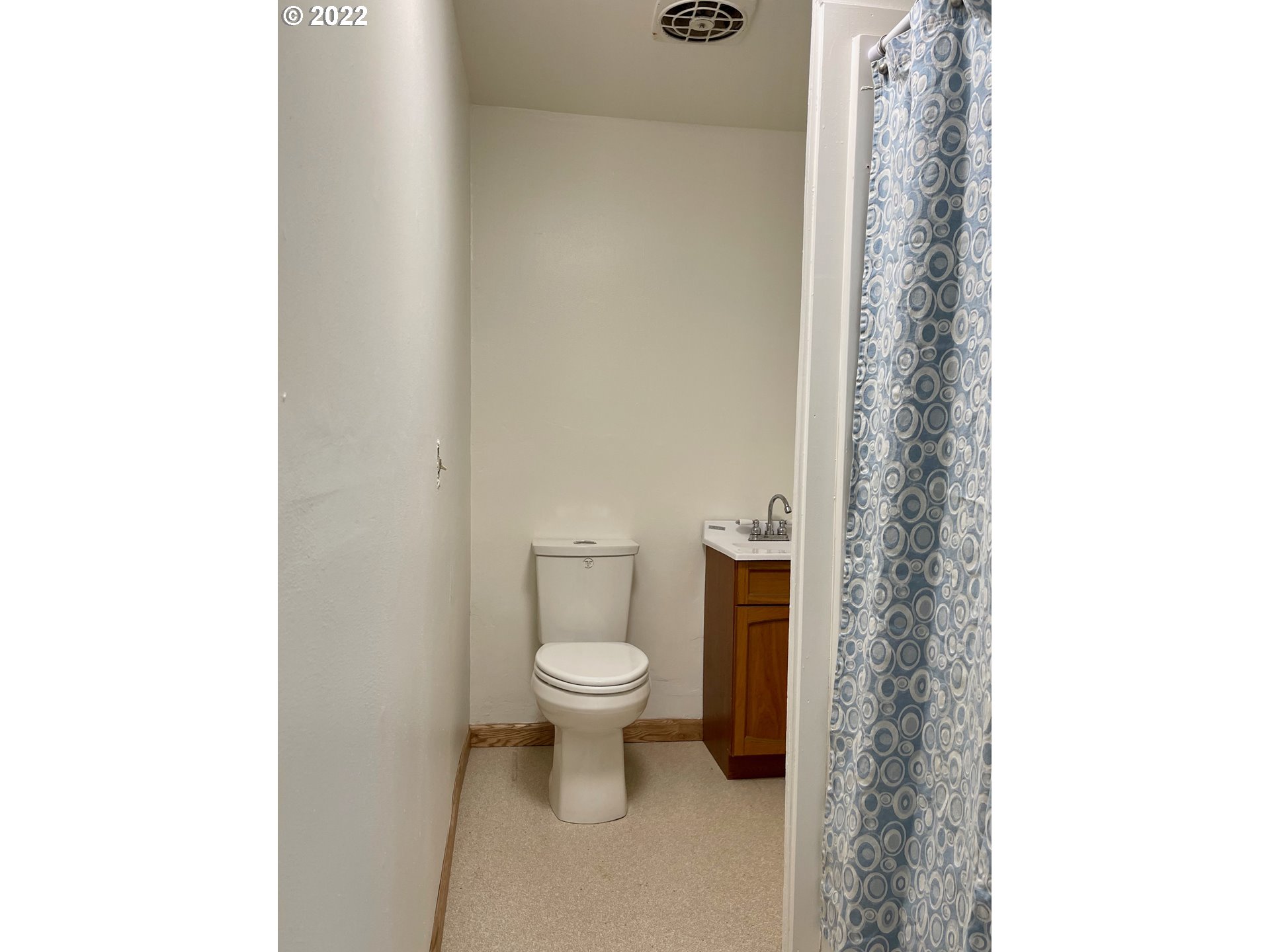 1147 F Street Springfield, OR 97477 - Photo 15 of 32 a bathroom with a toilet and a shower curtain