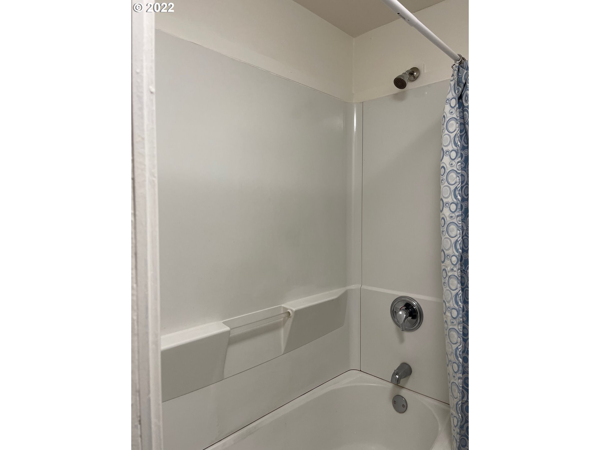 1147 F Street Springfield, OR 97477 - Photo 16 of 32 a bathroom with a bathtub