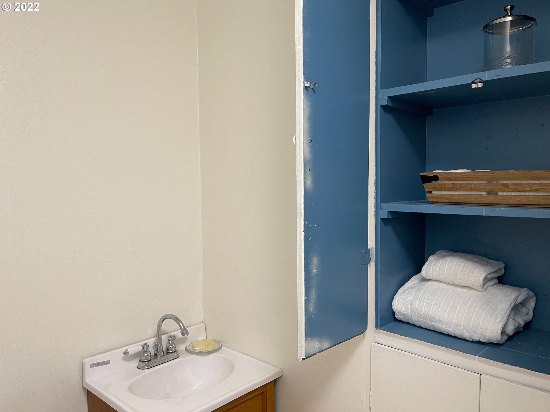 1147 F Street Springfield, OR 97477 - Photo 17 of 32 a bathroom with a sink and a mirror
