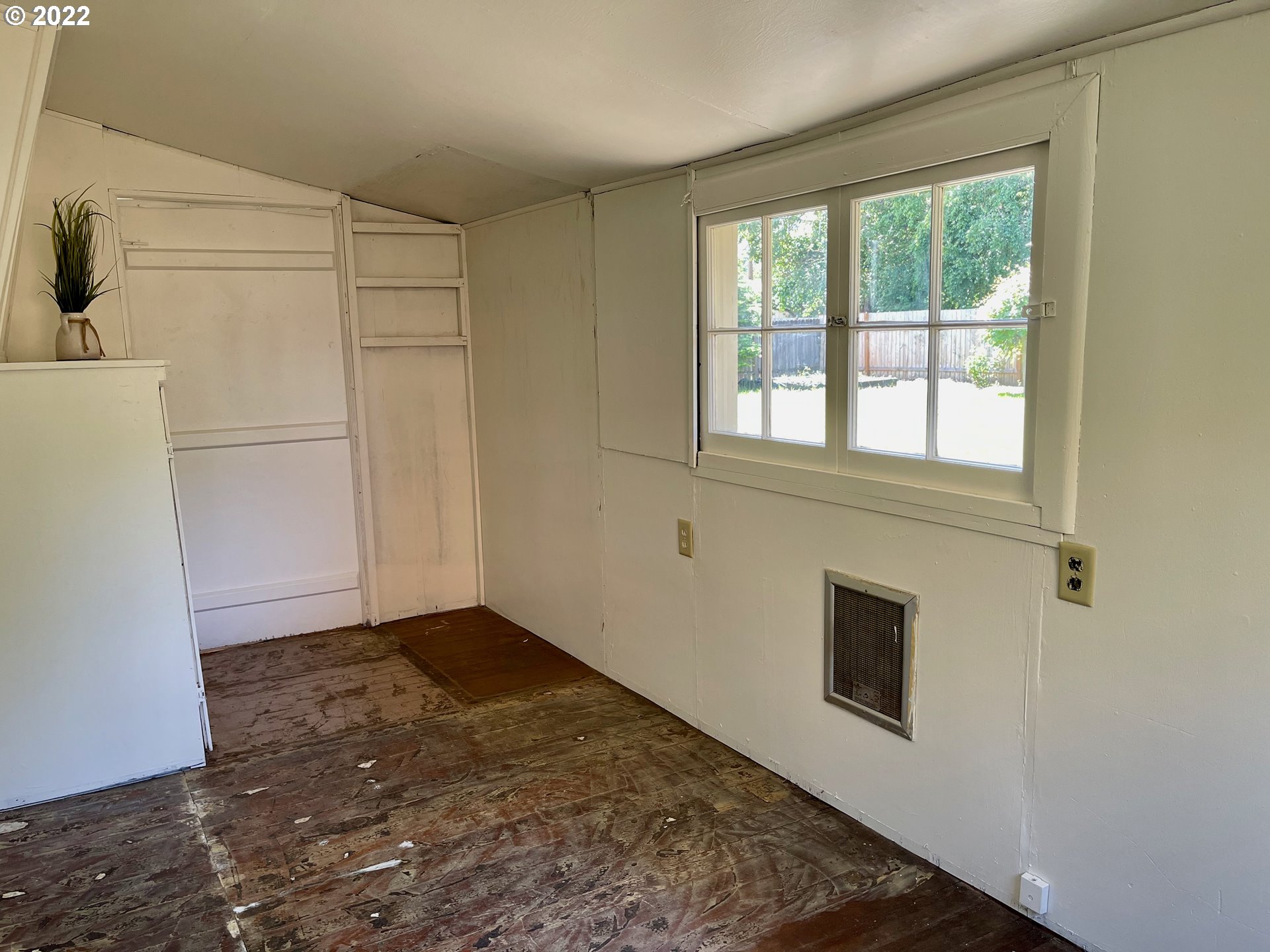 1147 F Street Springfield, OR 97477 - Photo 21 of 32 a view of a livingroom with an empty space and a window