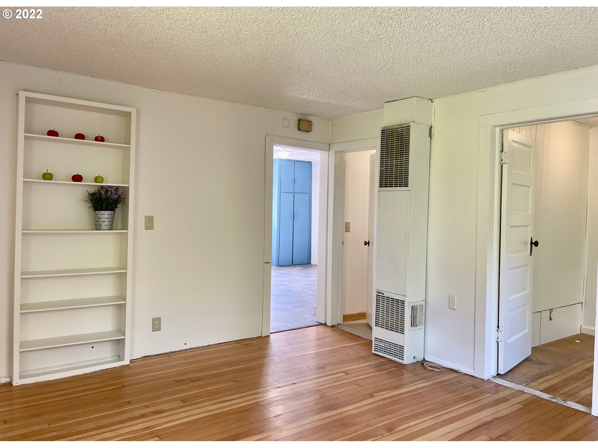 1147 F Street Springfield, OR 97477 - Photo 6 of 32 a view of a hallway with wooden floor and closet