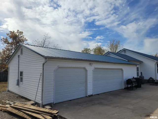 $258,500 | 103 East Highline Road, Woodlawn, IL 62898