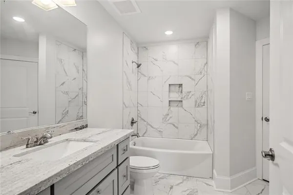 $1,900 | 400 Coconut Beach Boulevard, Unit 203, Kenner, LA 70065