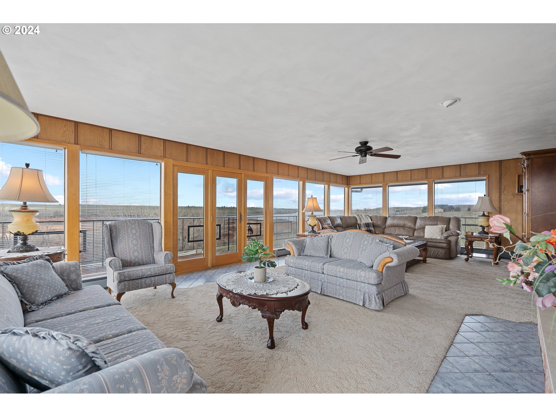 69748 Shaw Road Pendleton, OR 97801 - Photo 18 of 48 a living room with furniture and a large window