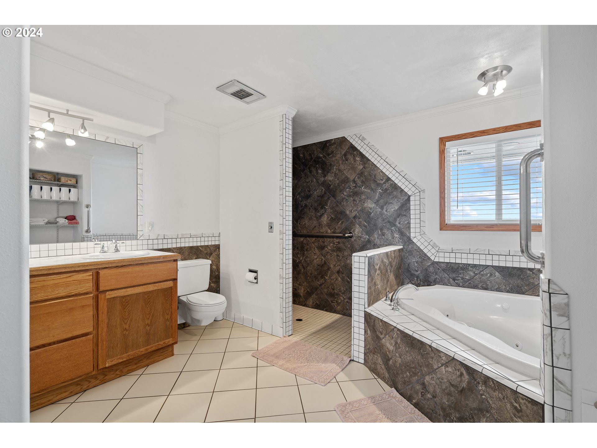 69748 Shaw Road Pendleton, OR 97801 - Photo 29 of 48 a bathroom with a sink toilet and shower