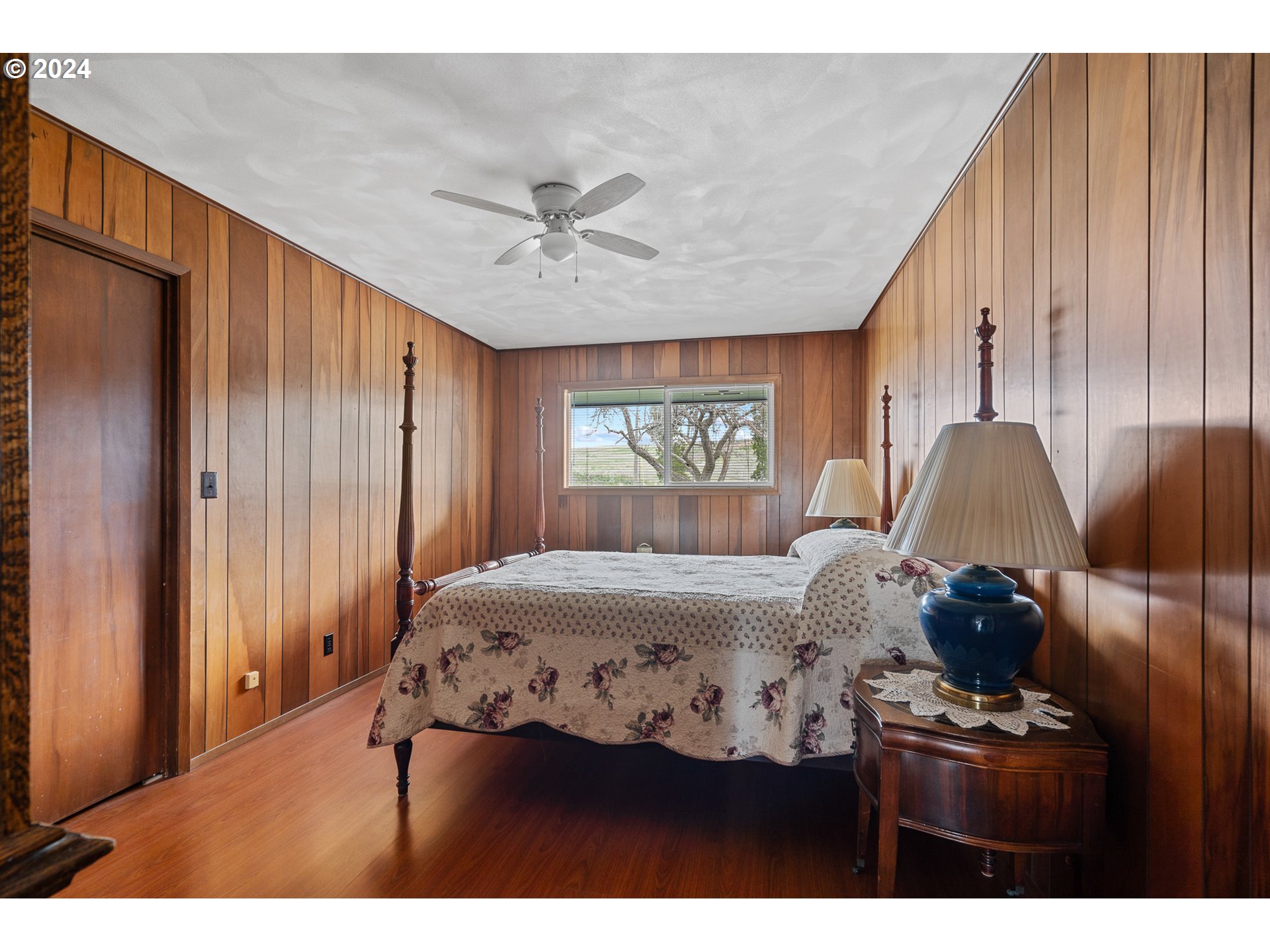 69748 Shaw Road Pendleton, OR 97801 - Photo 34 of 48 a bed room with a bed mirror and a window