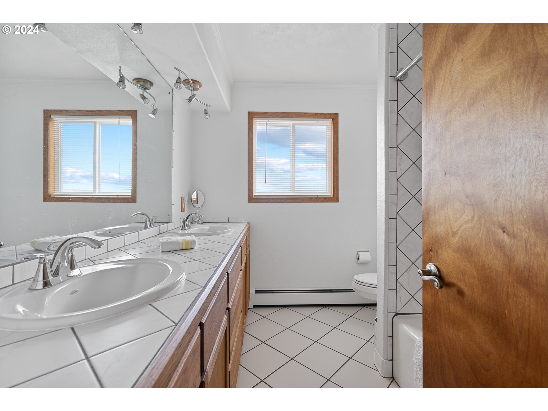 69748 Shaw Road Pendleton, OR 97801 - Photo 35 of 48 a bathroom with a sink toilet and shower
