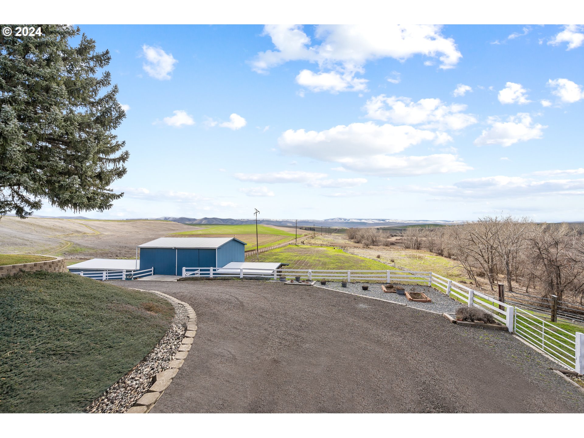 69748 Shaw Road Pendleton, OR 97801 - Photo 44 of 48 a view of an ocean and beach