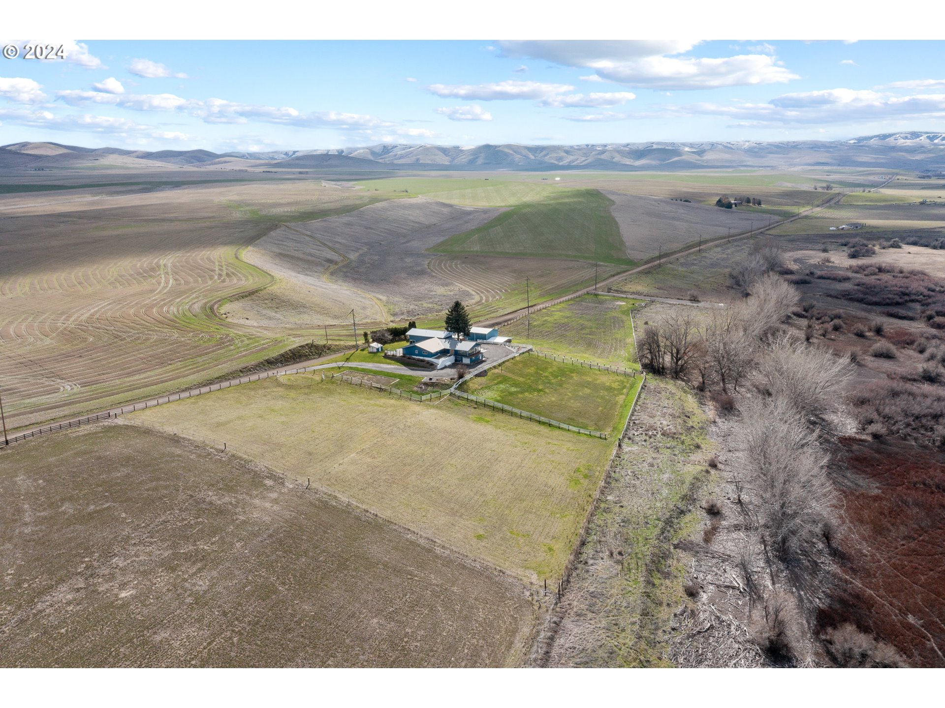69748 Shaw Road Pendleton, OR 97801 - Photo 7 of 48 a view of an ocean and beach