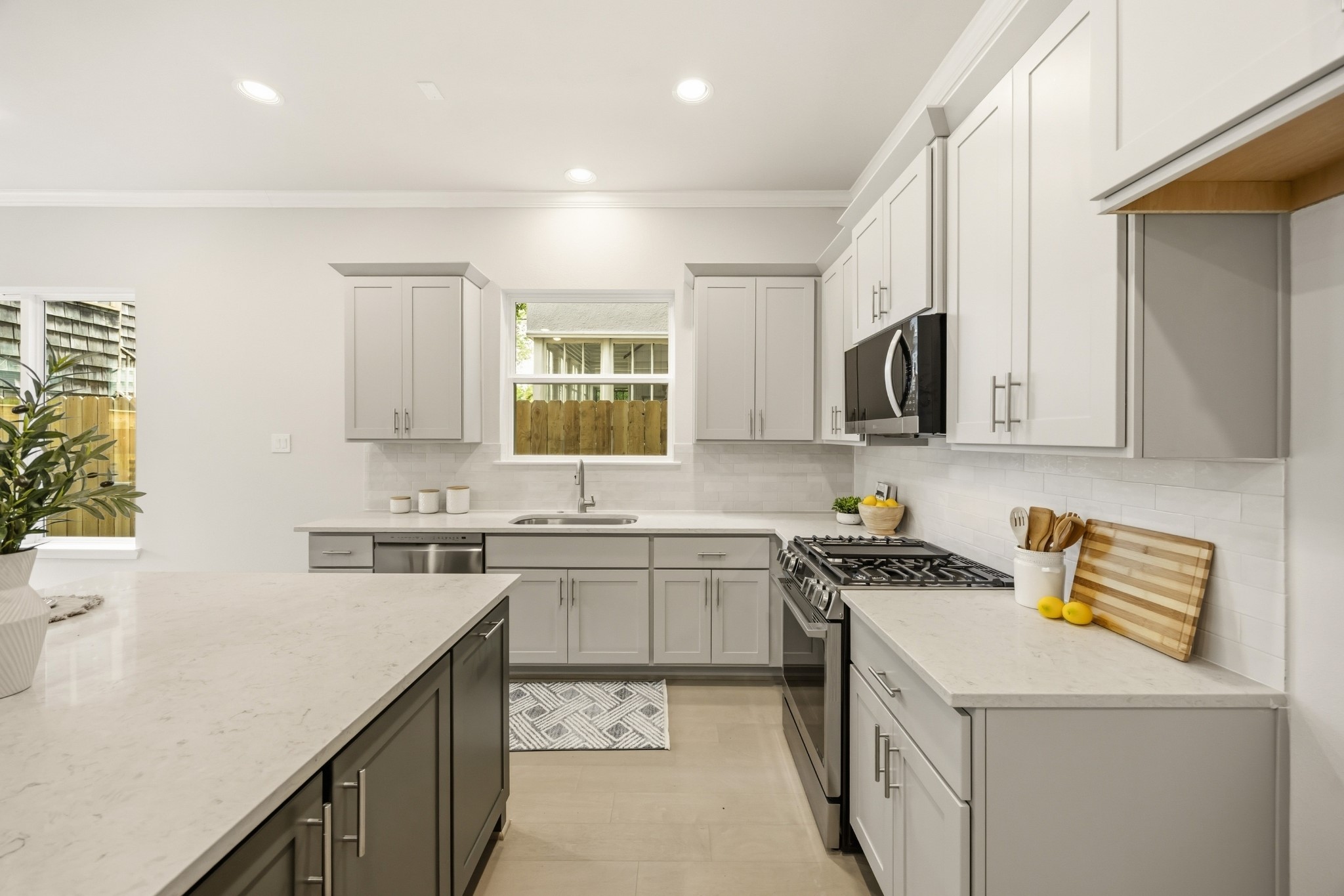 4317 Roseland Street, Unit B Houston, TX 77006 - Photo 6 of 29 Unleash your culinary brilliance with a five-burner natural gas range, expansive undermount stainless steel sink with a modern gooseneck faucet, framed by ample storage within the island’s embrace.
