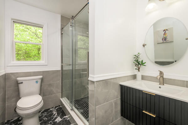 117 Clifton Drive Bushkill, PA 18324 - Photo 10 of 31 Second floor bathroom