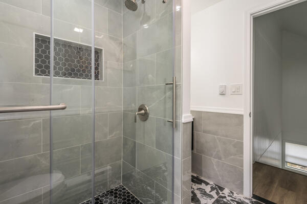 117 Clifton Drive Bushkill, PA 18324 - Photo 23 of 31 Second floor bathroom 2