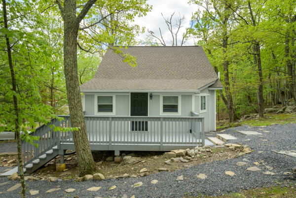 117 Clifton Drive Bushkill, PA 18324 - Photo 26 of 31 Side view of deck