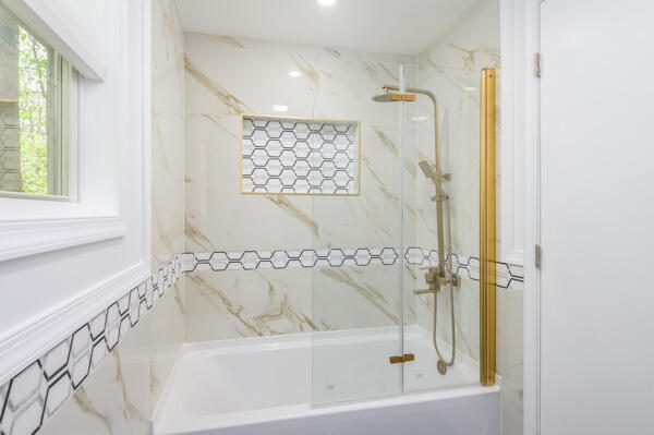 117 Clifton Drive Bushkill, PA 18324 - Photo 6 of 31 First floor bathroom 2