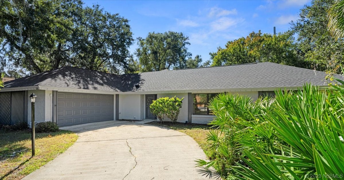 6202 Yellowstone Drive Port Orange, FL 32127 - Photo 2 of 34 a view of a garden with potted plants