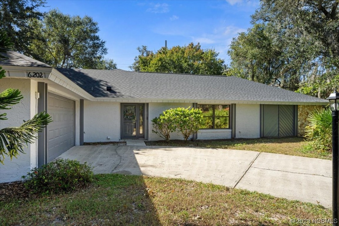 6202 Yellowstone Drive Port Orange, FL 32127 - Photo 4 of 34 a front view of a house with garden
