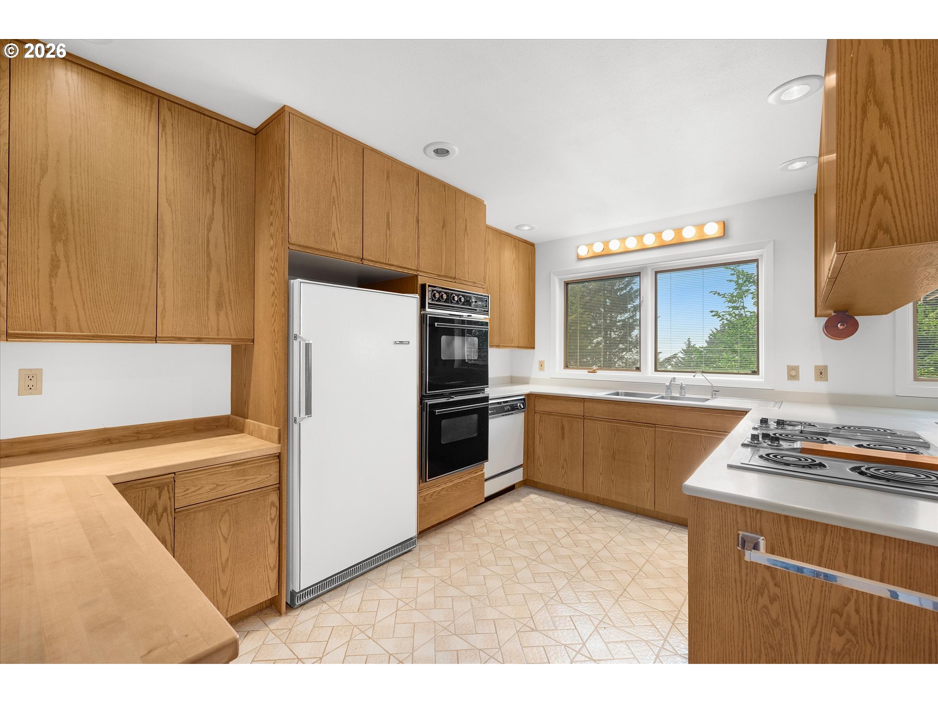 635 Radar Road Yachats, OR 97498 - Photo 16 of 48 Kitchen