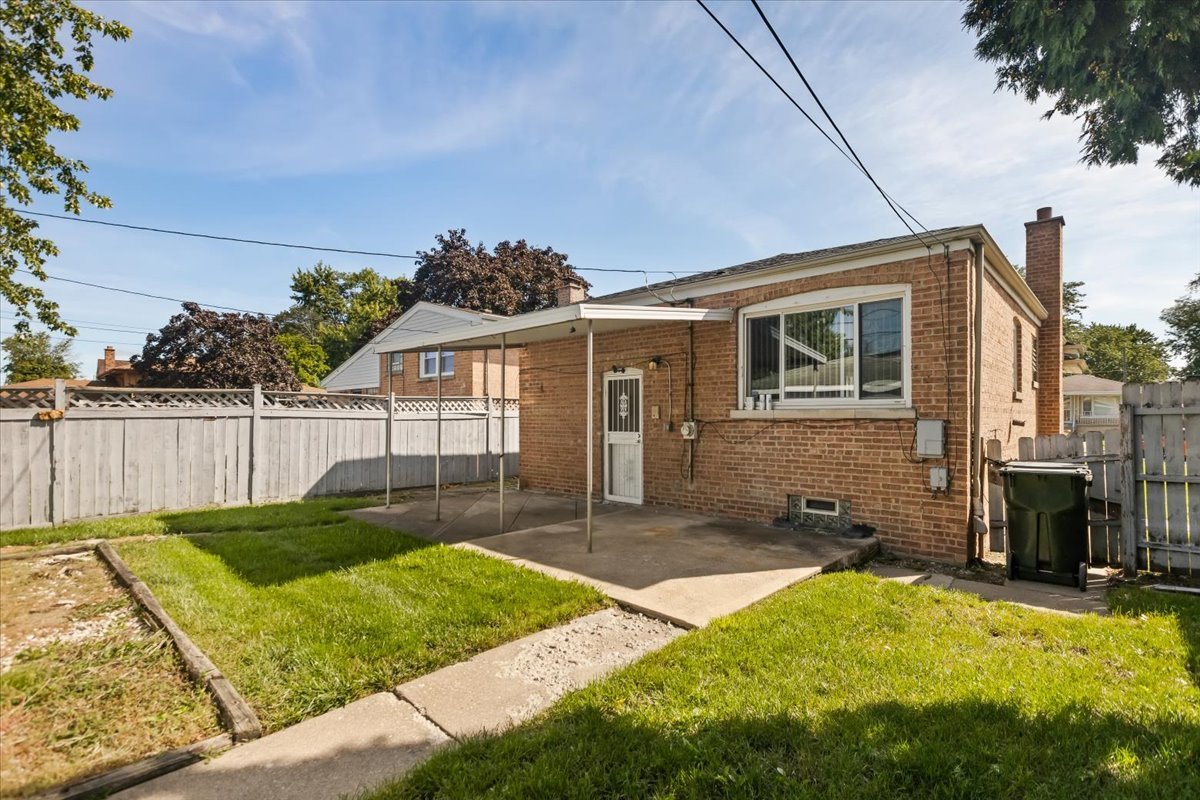 15304 Grant Street Dolton, IL 60419 - Photo 5 of 32 a view of a backyard with a tub