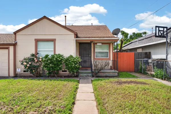 $320,000 | 3244 16th Avenue, Sacramento, CA 95820