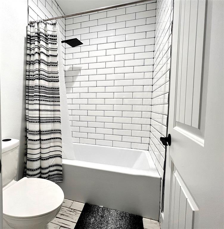 403 North Nash Street Kaufman, TX 75142 - Photo 16 of 18 a bathroom with a bathtub and shower