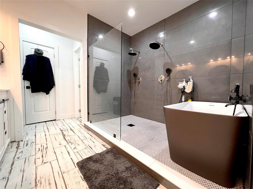 403 North Nash Street Kaufman, TX 75142 - Photo 17 of 18 a bathroom with a bathtub and a shower