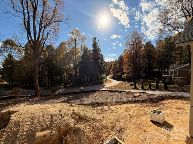 a view of a yard with a house