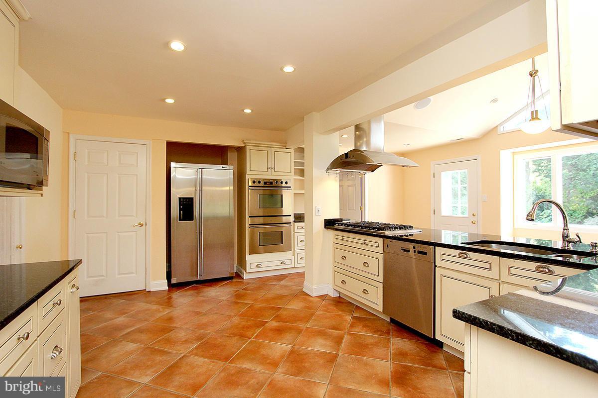 13604 Middlevale Lane Silver Spring, MD 20906 - Photo 4 of 30 Kitchen