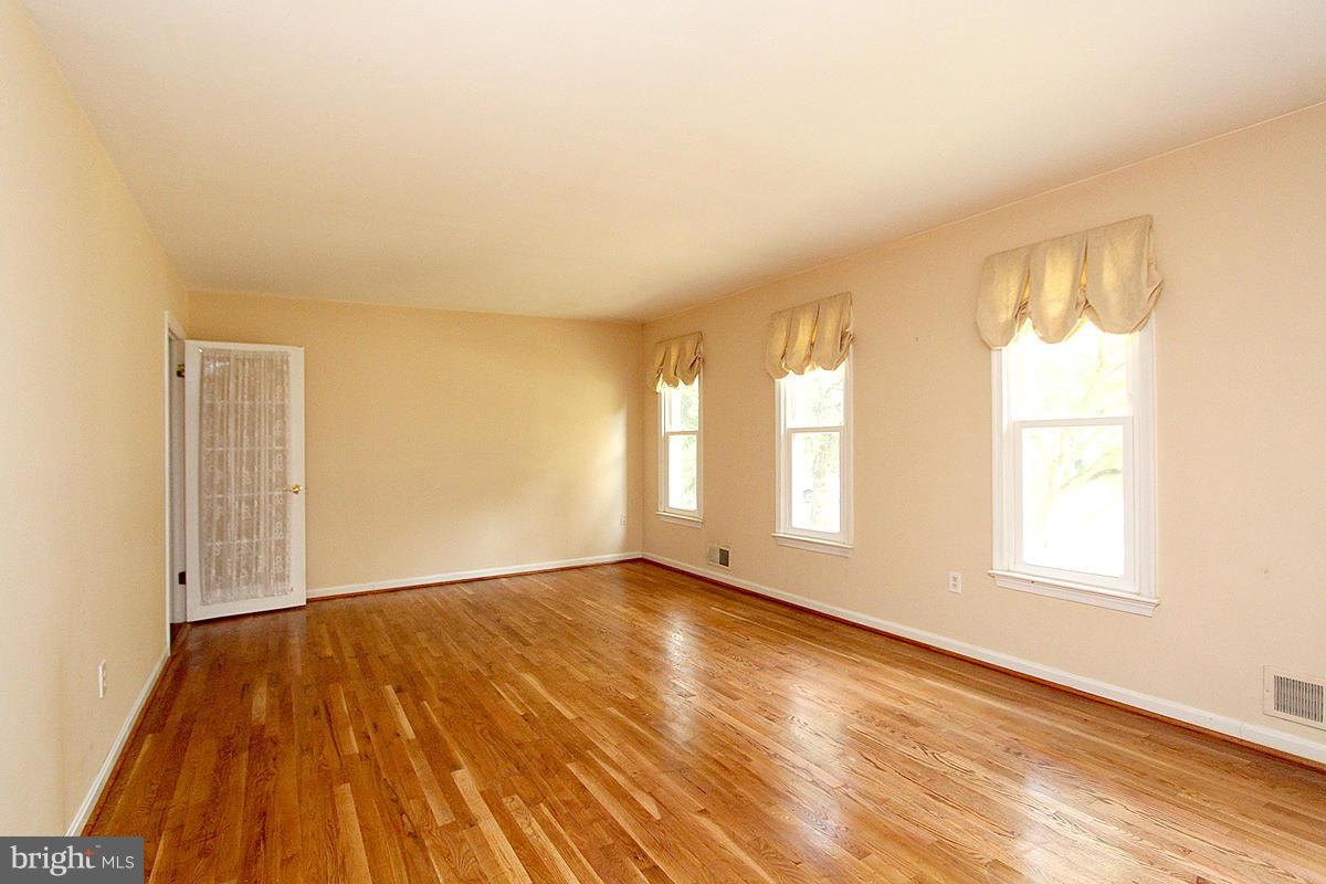 13604 Middlevale Lane Silver Spring, MD 20906 - Photo 10 of 30 Living Room