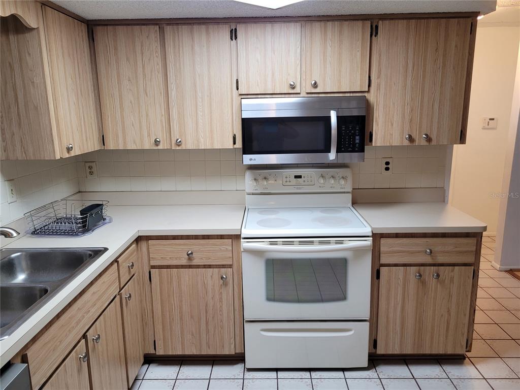 7809 Rusty Oak Drive New Port Richey, FL 34653 - Photo 7 of 24 Kitchen