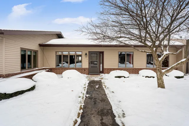 $329,900 | 400 Oakland Place Northeast, Unit 9, Austin, MN 55912