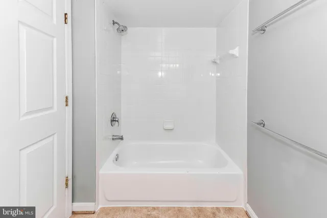 $2,200 | 2912 17th Street South, Unit 302, Arlington, VA 22204