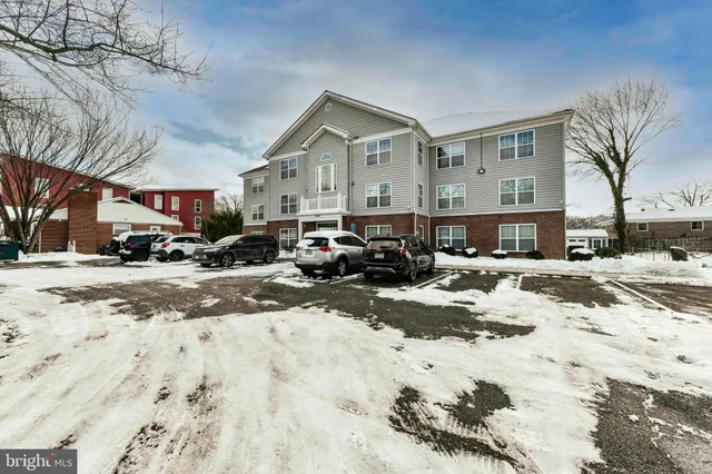 $2,200 | 2912 17th Street South, Unit 302, Arlington, VA 22204