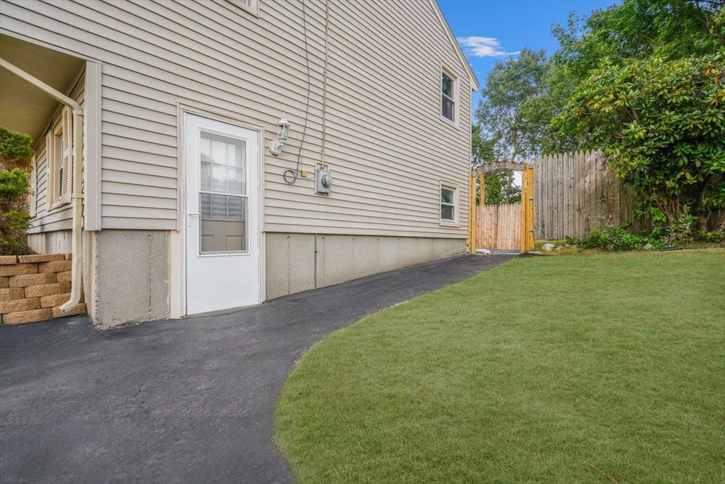 98 Ruth Ellen Road Raynham, MA 02767 - Photo 6 of 32 Gallery Image 6