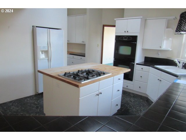 29820 Mary Street Gold Beach, OR 97444 - Photo 5 of 20