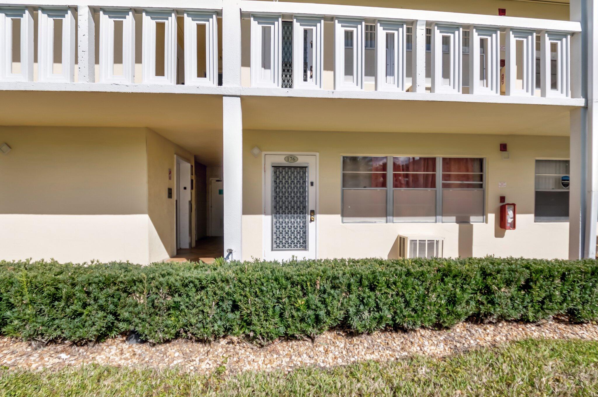 176 Dorset East, Unit E Boca Raton, FL 33434 - Photo 14 of 39 Entry