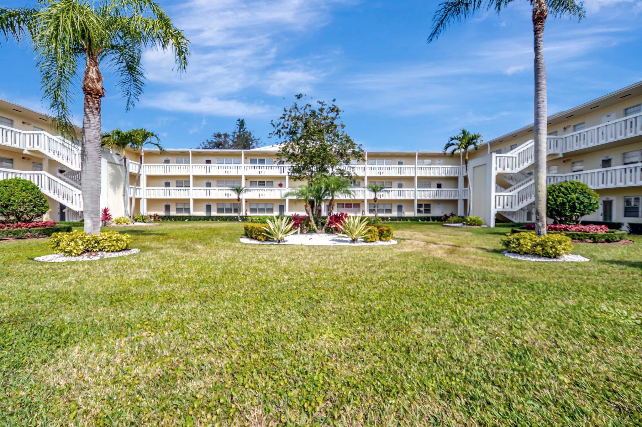 176 Dorset East, Unit E Boca Raton, FL 33434 - Photo 15 of 39 Living Room