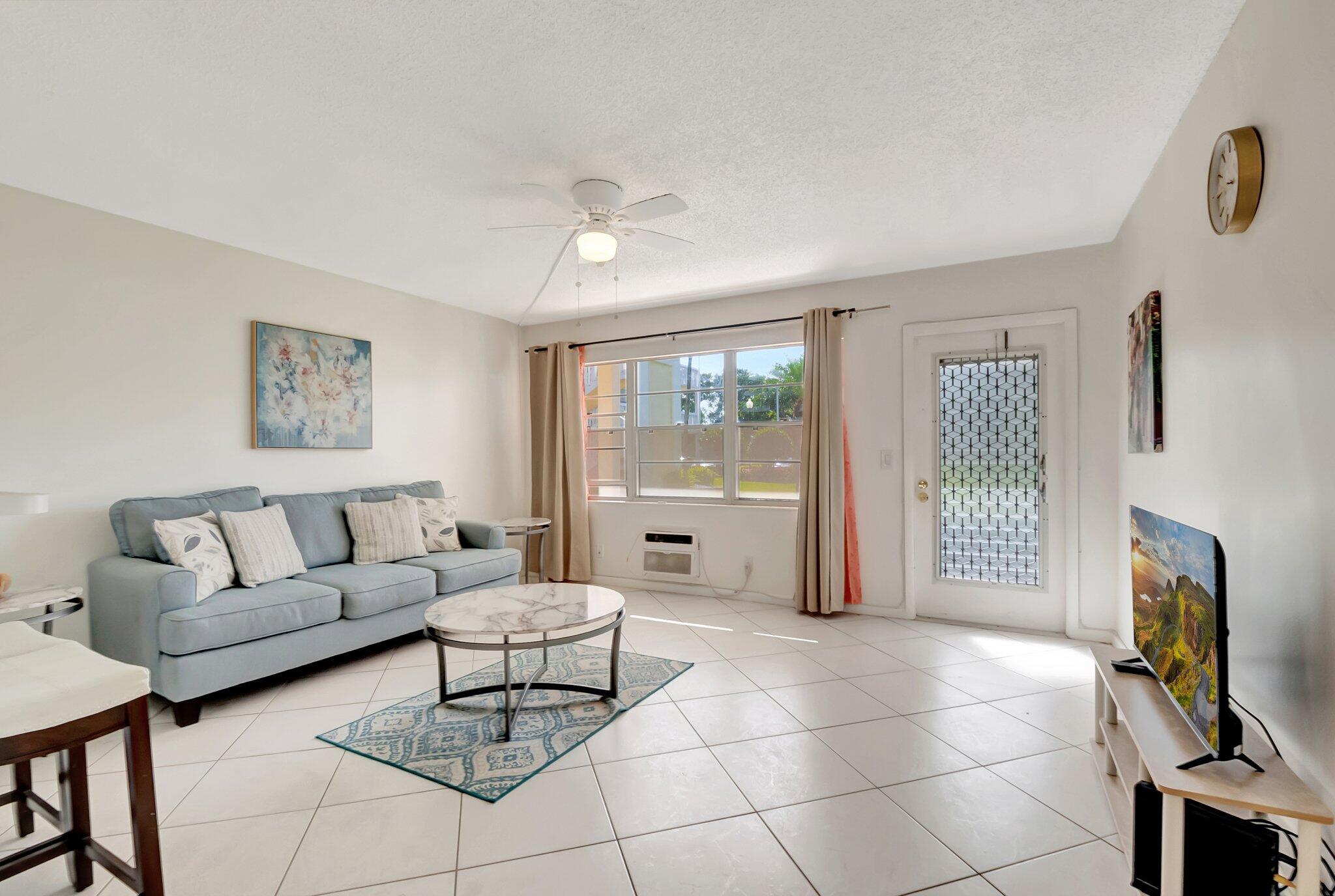 176 Dorset East, Unit E Boca Raton, FL 33434 - Photo 2 of 39 Living Room