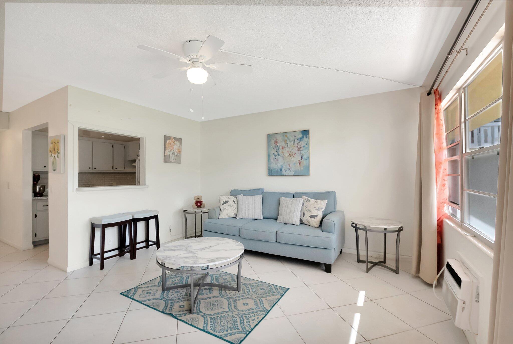 176 Dorset East, Unit E Boca Raton, FL 33434 - Photo 3 of 39 Living Room